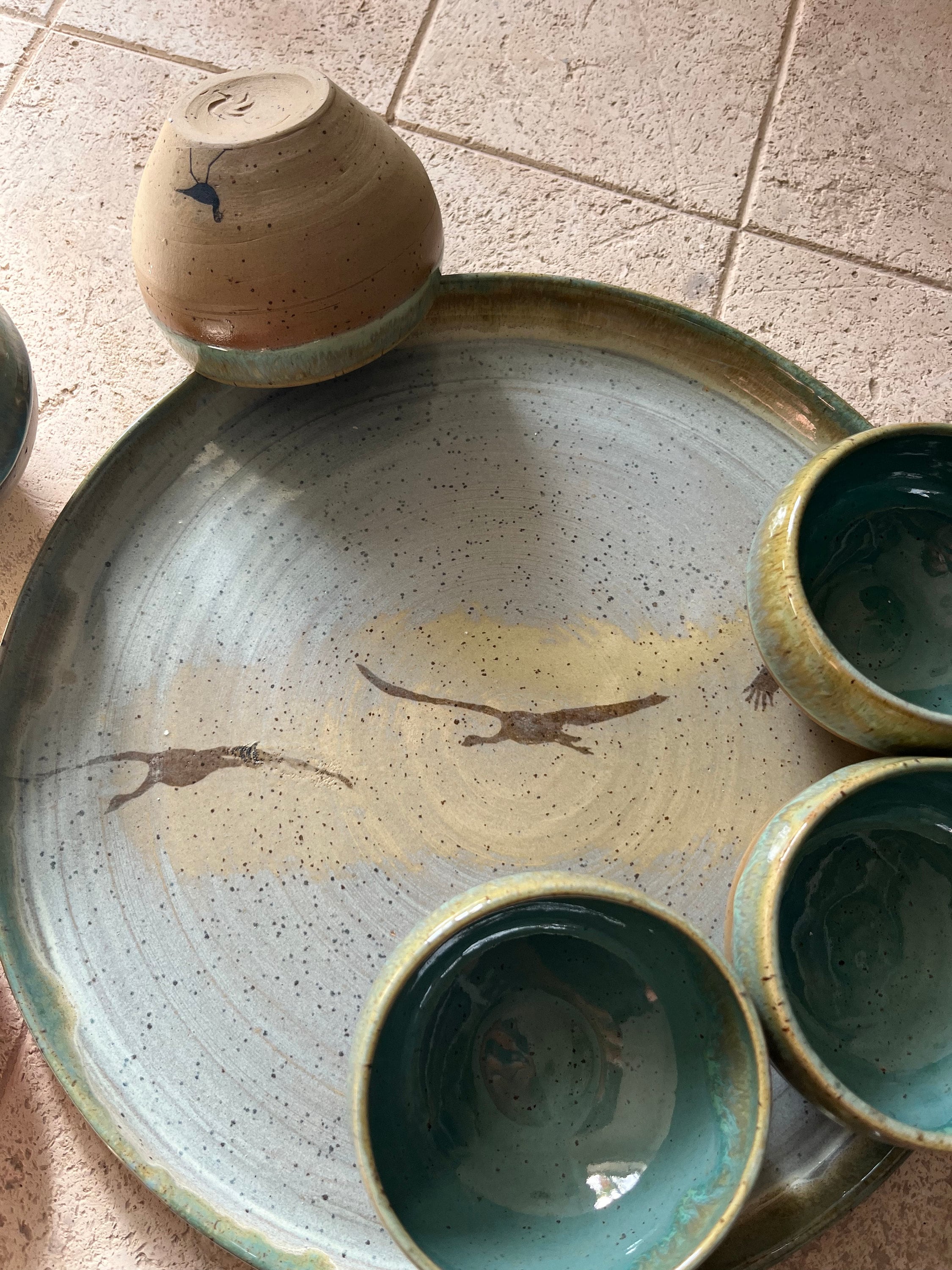 手作りの陶器製セーデルプレート：鳥の絵が描かれた過越祭の贈り物