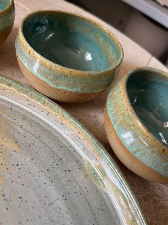 手作りの陶器製セーデルプレート：鳥の絵が描かれた過越祭の贈り物