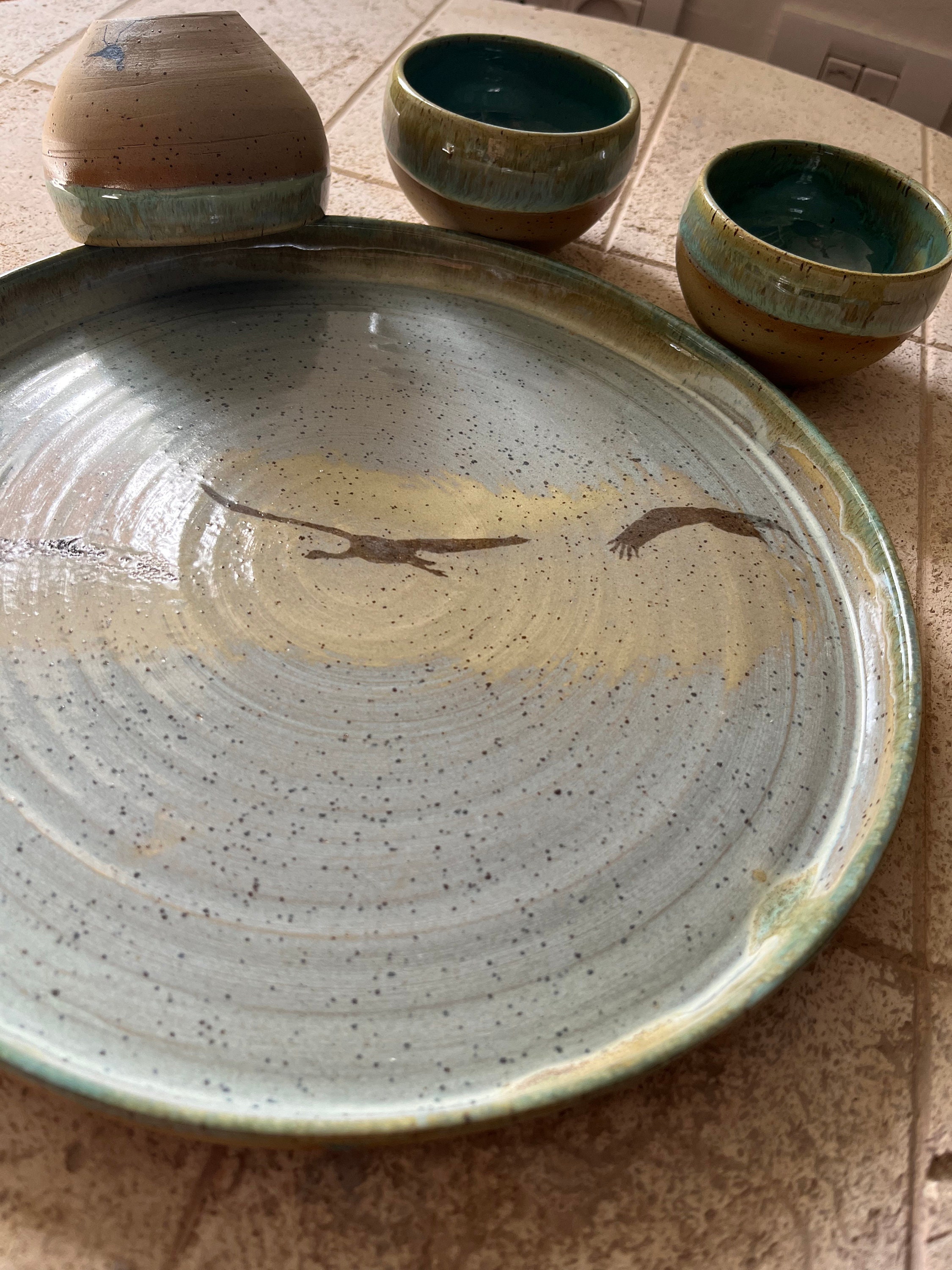 手作りの陶器製セーデルプレート：鳥の絵が描かれた過越祭の贈り物