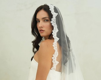 CLAUDIA I Lace Mantilla Veil, One Tier Wedding Veil with Lace Trim, Lace Edge Wedding Veil, Bridal Lace Veil, Cathedral Veil, Romantic Veil