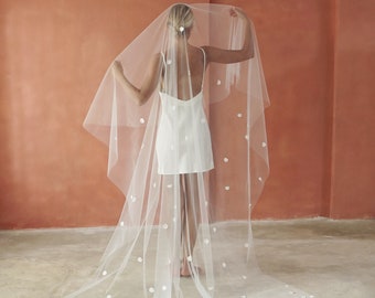 ELISE II Drop veil with Round Petals, Two Tier Petal Veil, Wedding Veil with Circular Satin Petals and Pearls for Modern Brides