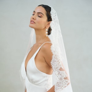 EMMALINE I | One-tier Mantilla Wedding Veil with Lace Trim