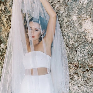 LOULOU | One Tier Pearl Wedding Veil, Pearl Veil, Long Veil with Large Pearls, Modern Pearl Wedding Veil, Chapel Pearl Veil, Cathedral Veil