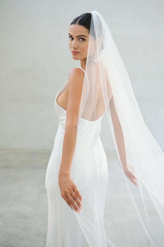 ALEXA I | One Tier Classic Raw Edge Wedding Veil in Chapel  display picture 3