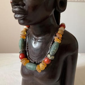 Collar de CUENTAS DE COMERCIO. Antiguas y preciosas cuentas africanas de comercio. Piedra serpentina excavada, cornalina, resina de río... 135 g