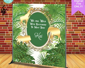 Könnte beinhalten: Ein grüner und goldener Dschungel-Hintergrund für eine Babyparty. Der Hintergrund zeigt einen goldenen Rahmen mit dem Text "We are wild with excitement to meet baby Kai". Es sind goldene Silhouetten einer Giraffe, eines Löwen und eines Elefanten zu sehen.