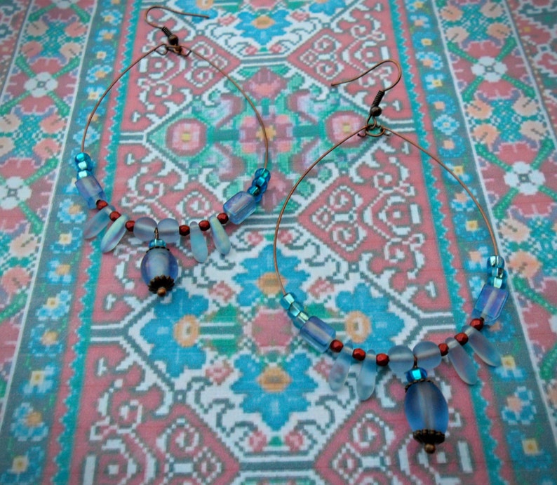 ethno gypsy earrings, blue and copper beads hoop earrings festival earrings tribal Large boho earrings copper tone memory wire hippy