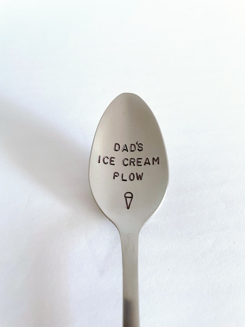 K&ouml;nnte beinhalten: Ein silberner L&ouml;ffel mit dem Text "Dad's Ice Cream Plow" auf der Schale graviert. Unter dem Text ist ein Eiswaffeleis-Symbol graviert.
