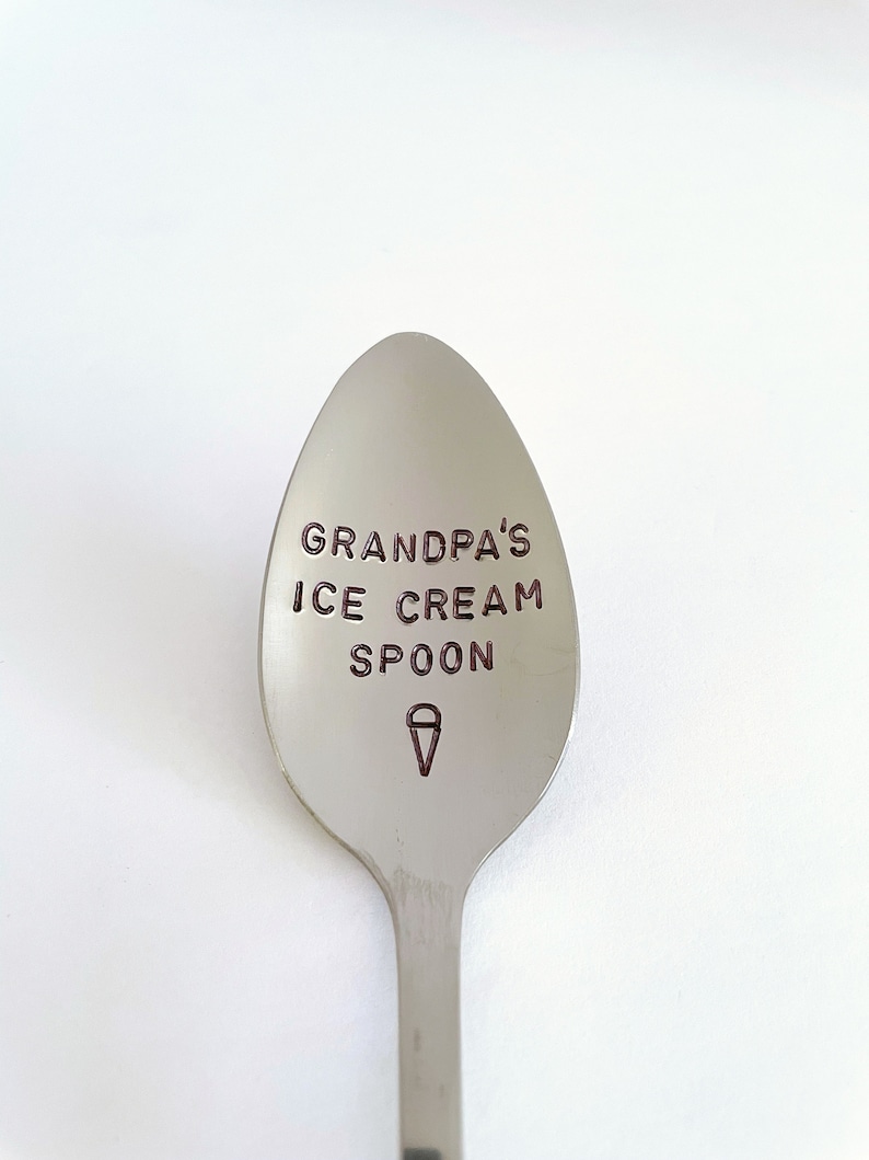 K&ouml;nnte beinhalten: Ein silberner Eisportionierer mit der Gravur "Grandpa's Ice Cream Spoon". Auf dem L&ouml;ffel ist auch ein Eiswaffeleis-Symbol graviert.