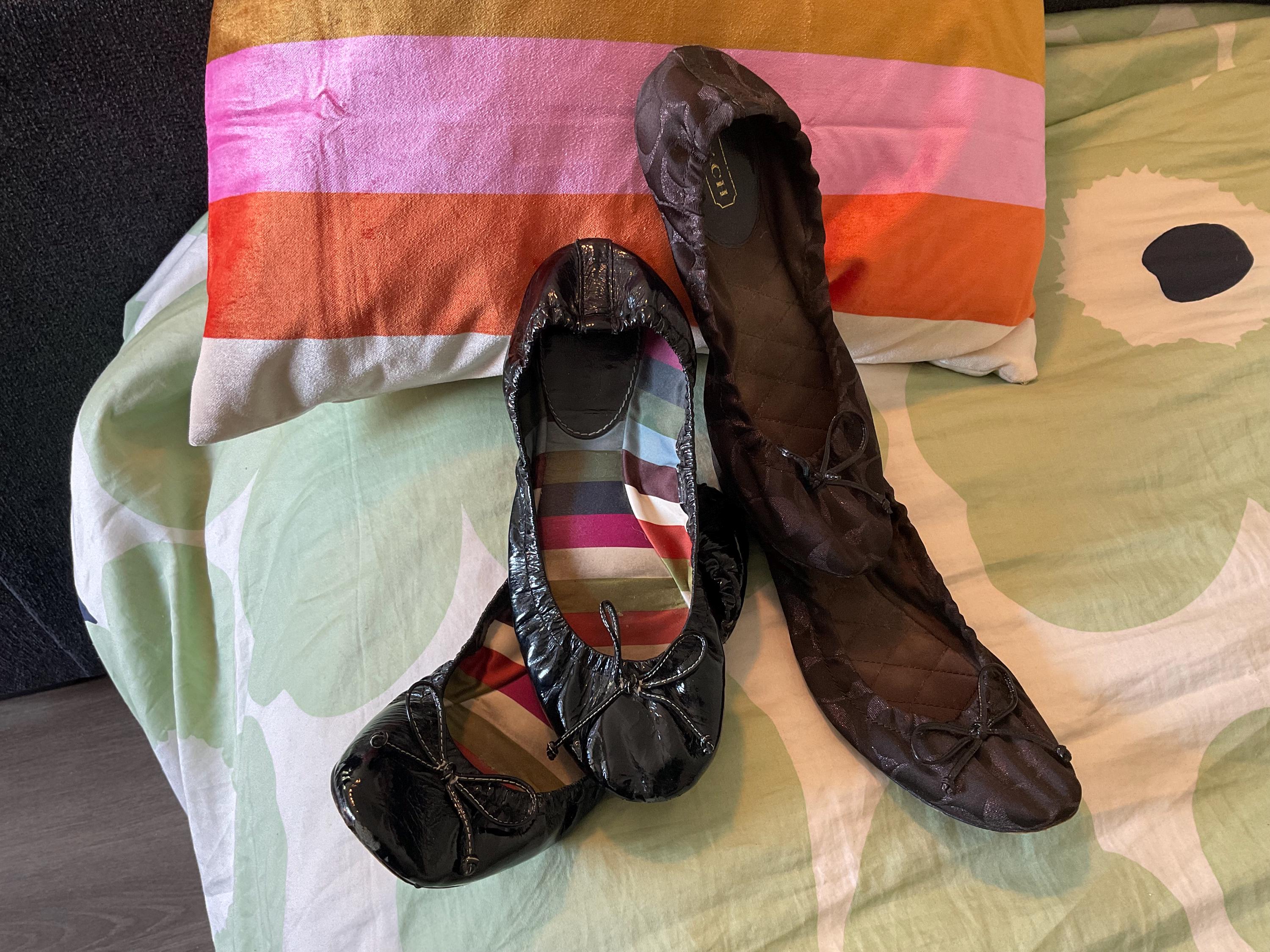 COACH ブラック ポインテッドトゥ シューズ 36 COACH® | Flat With Crystals