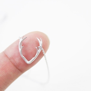 Antler Necklace – Minimalist Deer Antler Pendant – Gold or Silver – Nature-Inspired Jewelry – Boho Rustic Charm – Gift for Her