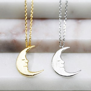 Halbmond Gesicht – Gold oder Silber gebürstet | Himmlischer Schmuck, Astrologie Geschenk, Minimalistischer Mond Anhänger, Minimalist Halskette