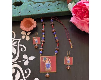 Set Pichwai Srinathji-ketting en -oorbellen | Handgeschilderde messing hanger | Indiase kunstsieraden | Devotionele statement-sieraden