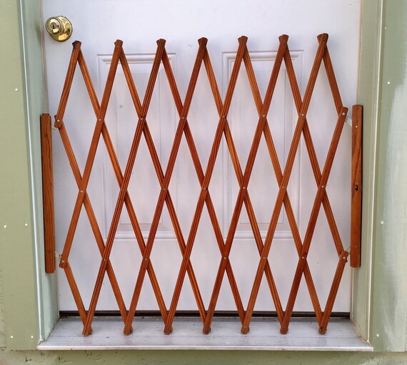 accordion style dog gate