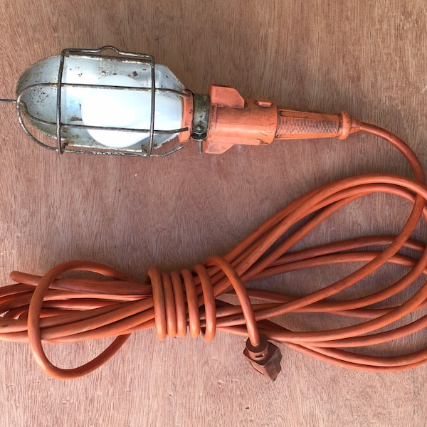 Retro 1970s Corded Automotive Mechanics Drop Light—Vintage Handheld Trouble Light—Hook Under The Hood Garage Lighting — FREE SHIPPING