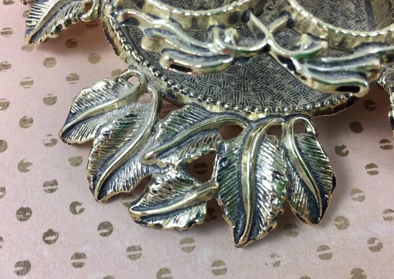 Vintage Victorian Gold Toned Leaf Design Four Lipstick Holder Mid Century Retro 4 Slot Lipstick Vanity Dresser Organizer
