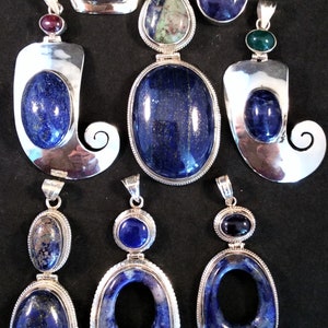 Pingente articulado com 7 pedras de lápis-lazúli azul à sua escolha. Prata de lei. Com crisocola, rubi, safira, peridoto ou outras pedras. Frete grátis para os EUA.