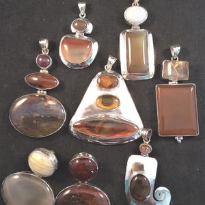 Pingente à sua escolha com 7 pedras de ônix sofisticadas. Com opala, pedra do sol, rubi ou outras pedras. Dobrável, em prata de lei. Frete grátis para os EUA.