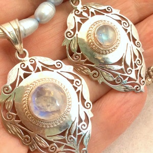 Colar com pingente de filigrana de pedra da lua arco-íris. St Silver, pérolas de água doce azuis claras, pequeno amuleto de Buda de 26 ou 24&quot;, envio grátis para os EUA 119,00 cada