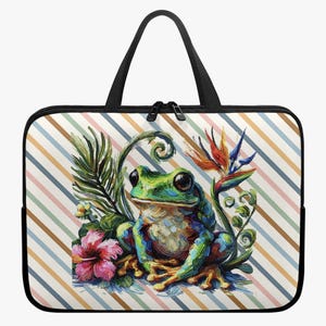 Può includere: Custodia per laptop con un'illustrazione di rana colorata, fiori tropicali e fogliame. Il design presenta una rana vibrante, un ibisco rosa e un fiore di uccello del paradiso su uno sfondo a righe. Ha un manico e una cerniera neri.
