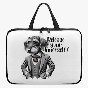 Op de afbeelding: Witte laptoptas met een hondenillustratie in een pak en de tekst "Release your Innerself!". Het heeft een zwarte rits en handvatten.