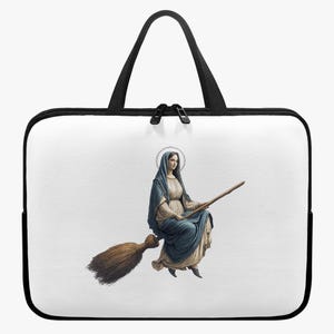 Può includere: Borsa per laptop bianca con cerniera e manici neri. La borsa presenta un'illustrazione di una donna in abito blu e alone, che cavalca una scopa. L'immagine ha uno stile artistico religioso vintage.