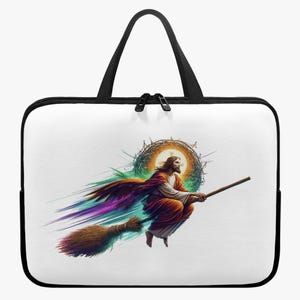 Può includere: Una custodia per laptop bianca con bordi e manici neri, caratterizzata da una grafica di una figura dai capelli lunghi con una tunica che cavalca una scopa di paglia. Il design include un'aureola luminosa, una corona di spine e scie colorate in viola, blu e arancione.