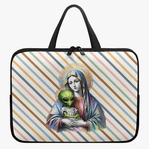 Może przedstawiać: Etui na laptopa z ilustracją o tematyce religijnej przedstawiającą kobietę trzymającą zielonego kosmitę. Projekt umieszczono na tle ukośnych pasków w różnych pastelowych kolorach. Etui ma czarny zamek błyskawiczny i uchwyty.