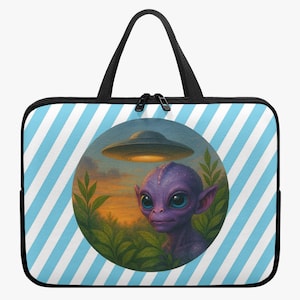 Może przedstawiać: Etui na laptopa z fioletowym obcym i UFO w okrągłym wzorze. Tło przedstawia zachód słońca. Etui ma niebiesko-biały wzór w paski i czarny uchwyt.