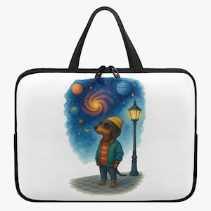 Op de afbeelding: Een witte laptoptas met een zwarte rits en handvatten. De tas heeft een aquarel illustratie van een teckel met een zonnebril, muts en jas, die naar een sterrenstelsel en planeten kijkt in de buurt van een straatlantaarn.