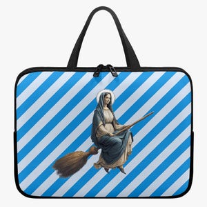 Op de afbeelding: Laptoptas met een blauw en wit gestreept patroon. Het ontwerp toont een religieuze figuur die op een bezemsteel rijdt. De tas heeft een zwarte rits en zwarte handvatten.