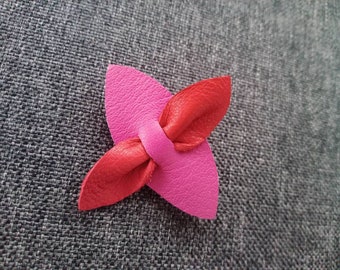 Broche fleur en cuir rose-rouge