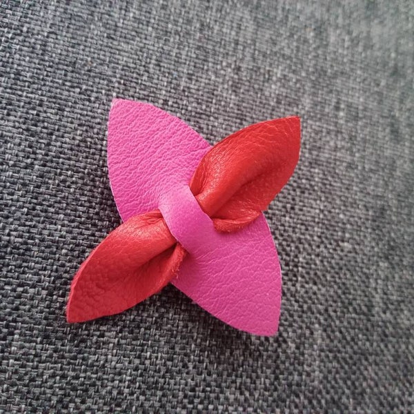 Broche fleur en cuir rose-rouge