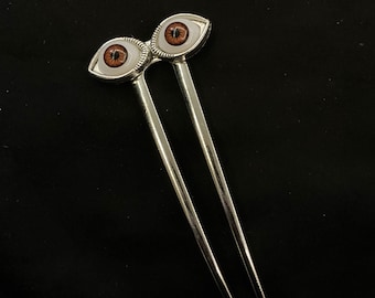 Boze oog haarvork, bruine ogen, griezelige ogen, boze ooghaar, U-vormige haarvork, ooghaar, realistisch oog, zilveren oog, bruine iris,