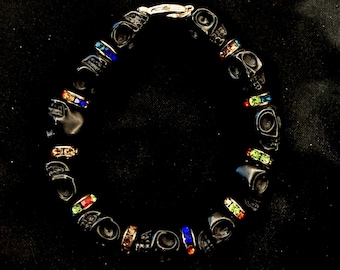 Pulsera de calavera negra: howlita, cristal arcoíris, estilo gótico punk