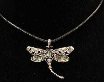 Collar de libélula, libélula de abulón, libélula plateada, libélula brillante, collar de insectos, colgante de libélula, joyería de libélula,