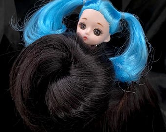 人形のヘアフォーク、人形の頭、青い髪、おさげ髪、頭のヘアフォーク