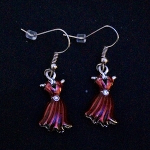 Rote Kleid-Ohrringe, Dame in Rot, Damenkleid, roter Kleid-Schmuck, rote Ohrringe, roter Schmuck, formeller Anlass, Kostüm, Kleid-Ohrringe