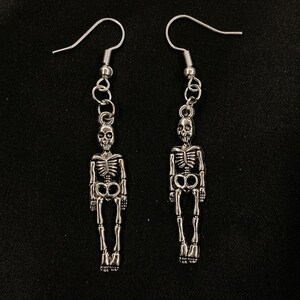 Auf Verkauf, Skelett Ohrringe, Skelett Schmuck, Halloween Ohrringe, Schädel Ohrringe, Halloween Schmuck, Schädel Schmuck, Silberskelett