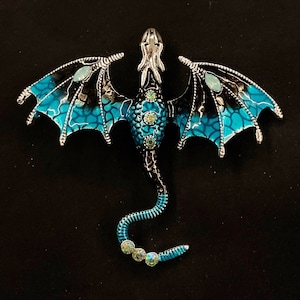 Dragon broche, Dragon Pin, Blue Dragon, Silver Dragon, Dragon Jewelry, mythisch wezen, Dragon Scales, Dragon Wings, heren broche
