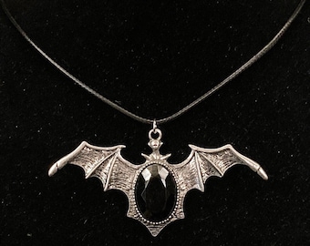 Collar de murciélago, collar gótico, collar gótico, collar de alas, ala de murciélago, murciélago negro plateado, joyería de vampiro, joyería de murciélago, collar de vampiro