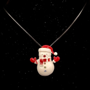 Schneemann-Halskette, Schneemann-Anhänger, Ski fahrender Schneemann, Schneemann-Schmuck, Weihnachtshalskette, Feiertags-Halskette, weißer Schneemann, roter Schneemann