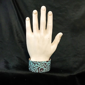 Hellblaue und braune Leder-Handgelenkmanschette, geprägtes Blumenmuster, Armreif, Armband, himmelblau, weich und flexibel