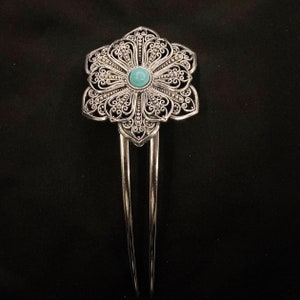 Può includere: Pettine per capelli in argento con un design floreale decorativo e una pietra turchese al centro.