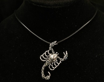 Escorpión plateado, plata negra, escorpión negro, collar de escorpión, colgante de escorpión, joyería de escorpión, collar de insectos, colgante de insectos