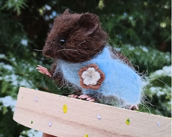 Dark Brown Mouse/Chocolate color Mouse/Realistic miniature/dollhouse/Miniature/realistic mouse/Needle Felted mouse/OOAK/Gift Miniature