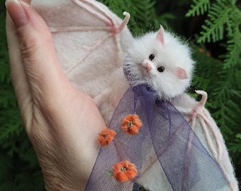 Mini White Bat/Gothic Bat/Halloween/Flying Fox/Bat/dollhouse/Miniature/realistic bat/Vampire bat/Gothic gift ideas/Felted  bat/Halloween bat