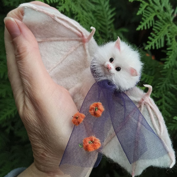 Mini White Bat/Gothic Bat/Halloween/Flying Fox/Bat/dollhouse/Miniature/realistic bat/Vampire bat/Gothic gift ideas/Felted  bat/Halloween bat