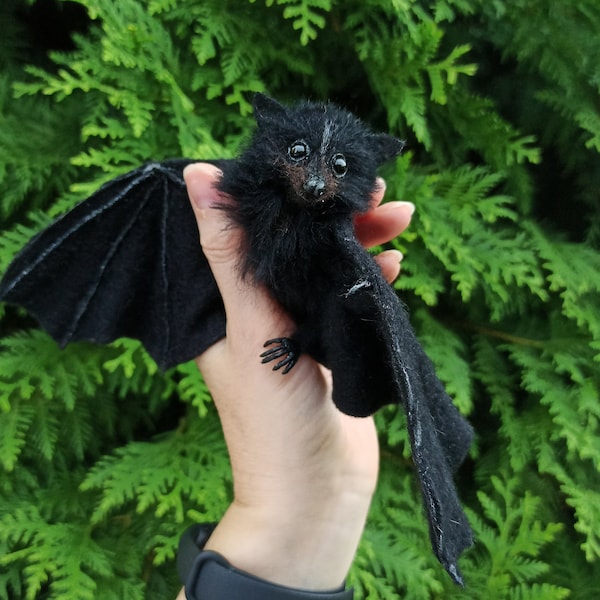 Miniatuur van Black Little Bat/Halloween/Zwarte vleermuis/Pet portret Custom/Wool OOAK Sculptuur/Bat/poppenhuis/cadeau/OOAK Sculptuur/Miniatuur