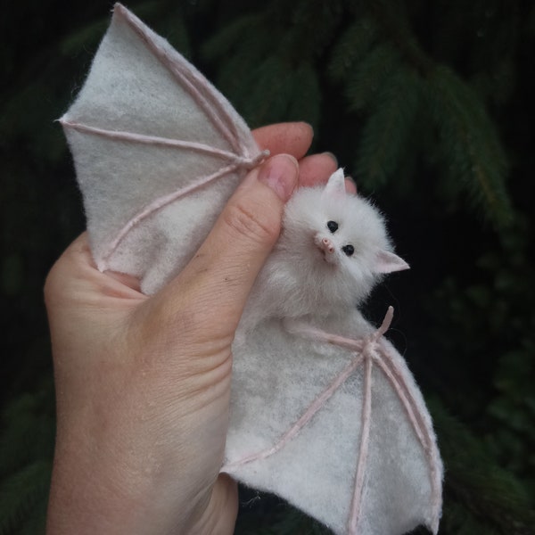 White Bat/Gothic Bat/Halloween/Flying Fox/Bat/poppenhuis/Miniatuur/realistische vleermuis/Vampire bat/Gothic cadeau-ideeën/Vilten vleermuis/Halloween vleermuis